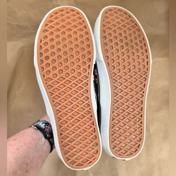 Vans Unisex Classic Slip On in Bright Floral on Black. Size M6.5/W8 - Picture 5 of 8